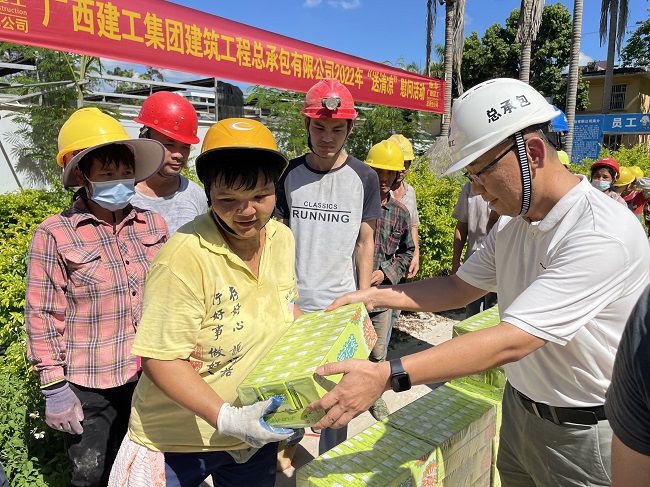 （修圖）陸烜為工人發(fā)放清涼慰問品。容芝雅 攝.jpg